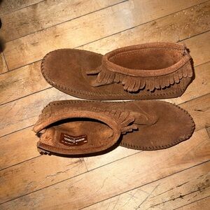 Minnetonka Tan Suede Fringe Moccasin Boots Size 8